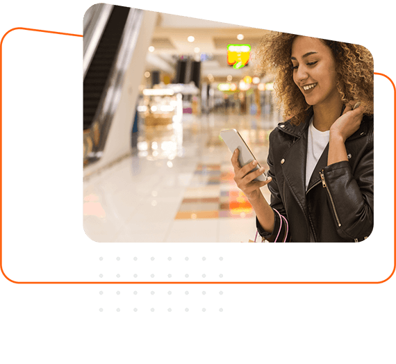 Mujer con celular en un centro comercial